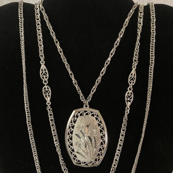 Vintage Silver Tone 3 Strand Etched Metal Flowers Medallion Pendant Necklace - Picture 2 of 5